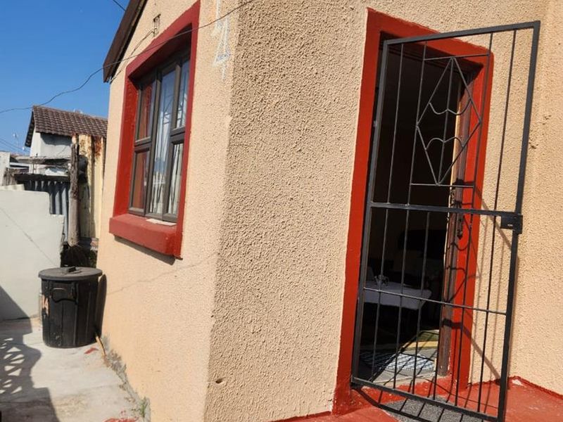 Charming Three-Bedroom Home for Sale in Site B, Khayelitsha - V Section - Photo 7