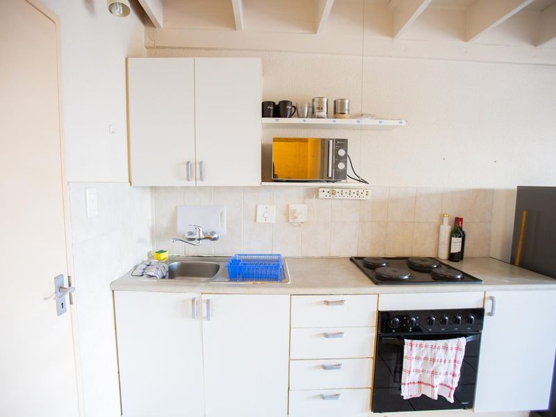Bachelor Unit in Hatfield - Photo 9