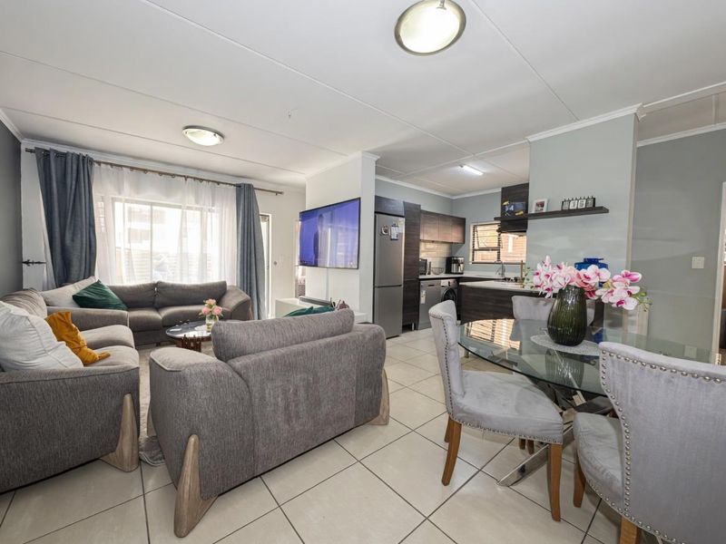 Spacious 3-Bedroom Garden Apartment in Greenstone Crest - Photo 2
