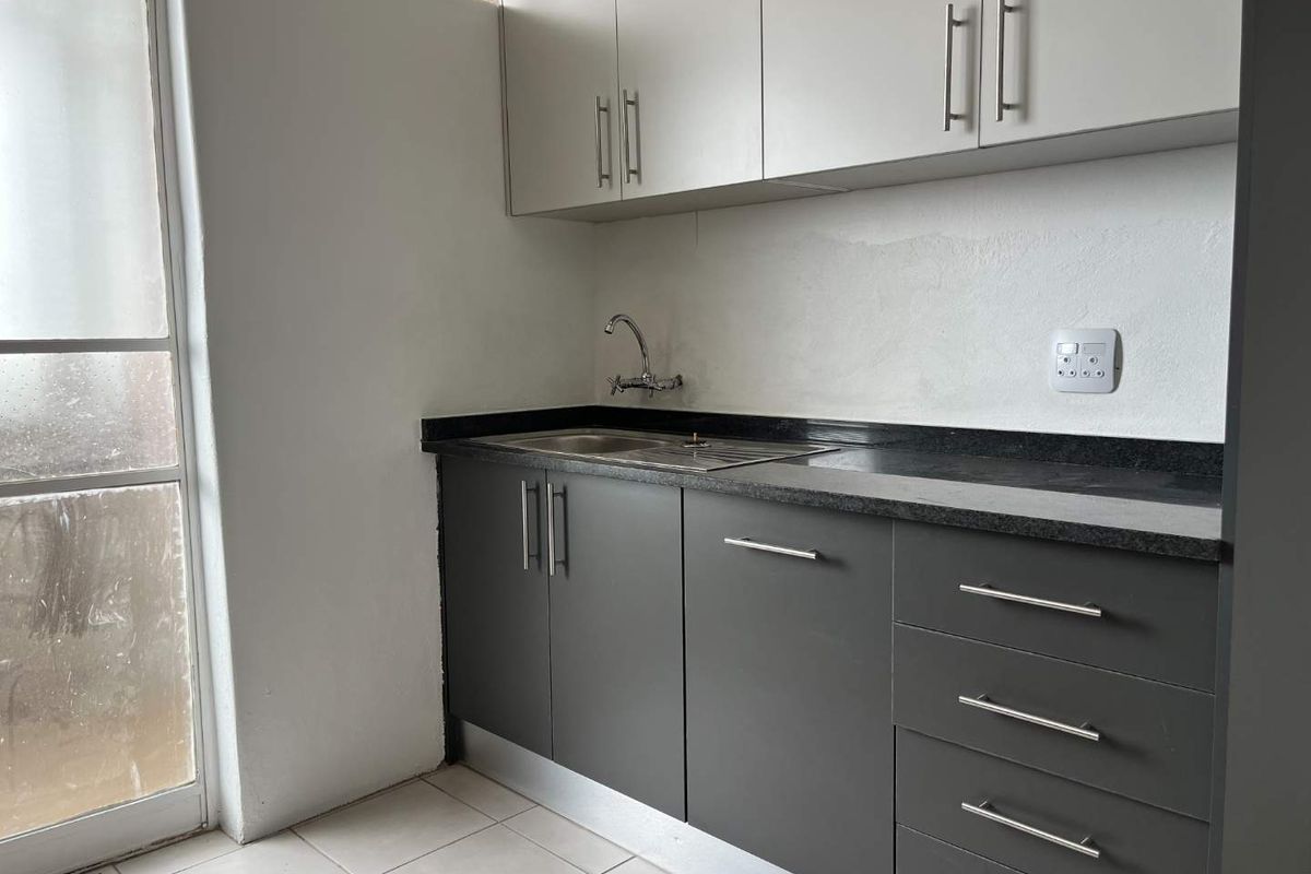 Refurbished Kitchen, 2 bed 2 bath - Photo 5