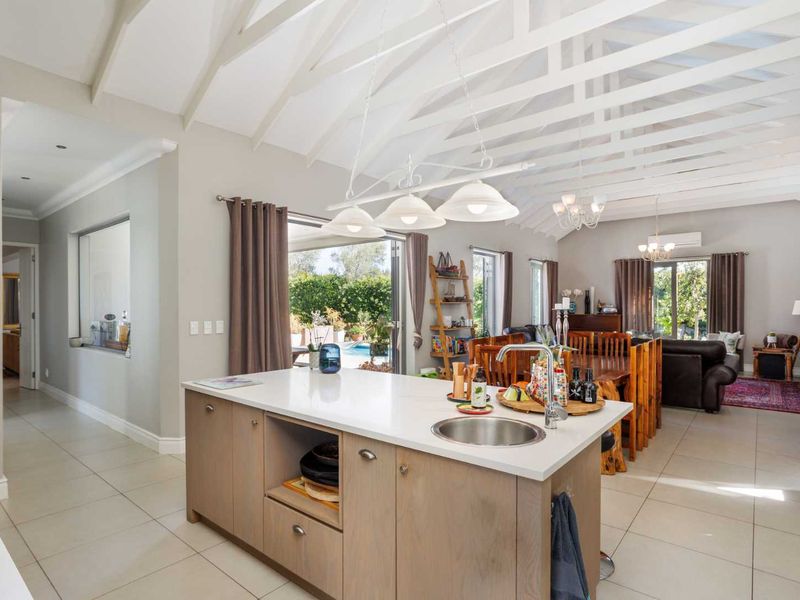 Stylish Single-Level Living on a Spacious Corner Stand in Val de Vie Estate - Photo 5