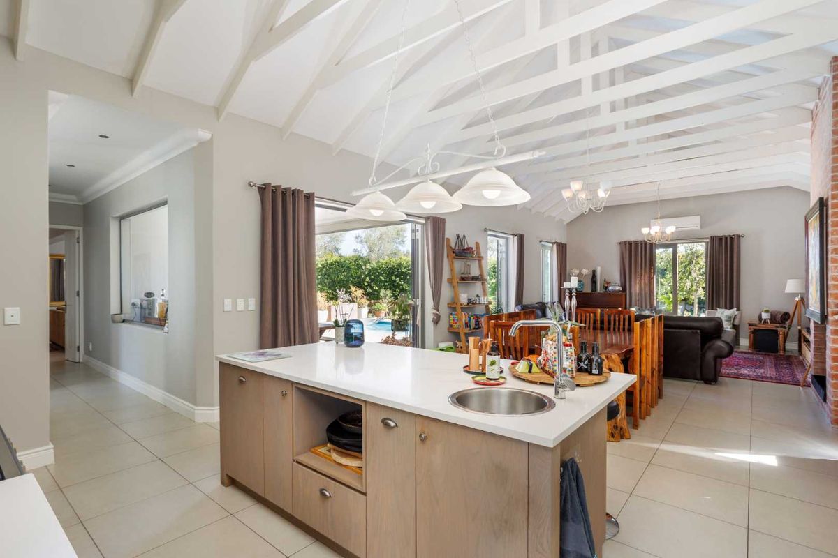 Stylish Four-Bedroom Single-Level Living on a Spacious Corner Stand on Val de Vie Estate - Photo 5