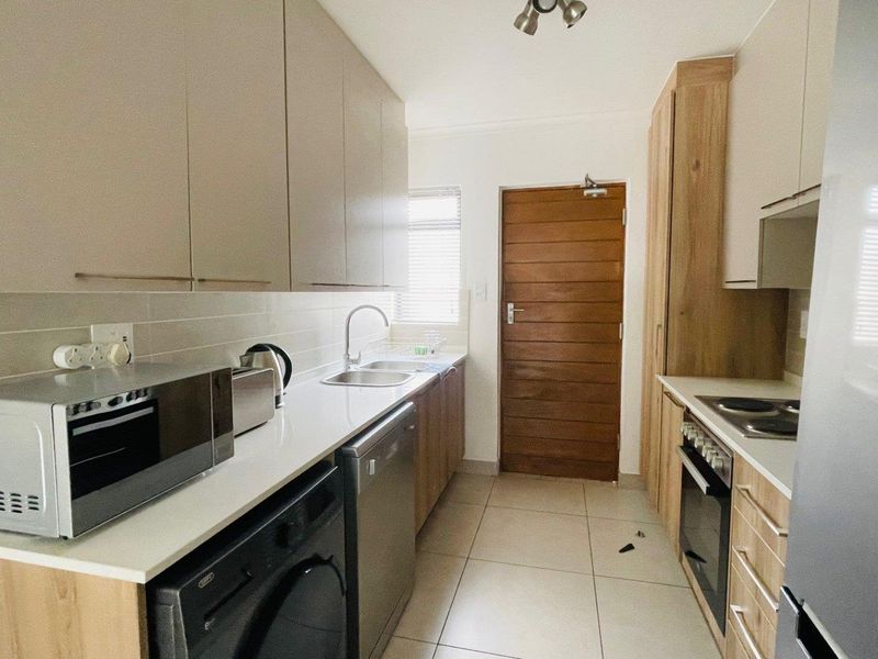 Gorgeous top floor Apartment with enclosed patio - Photo 4