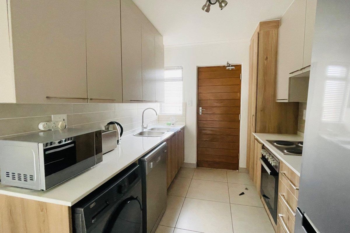 Gorgeous top floor Apartment with enclosed patio - Photo 4