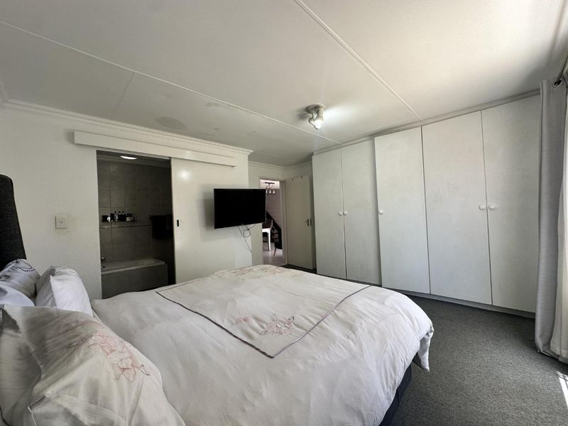 Beautiful 3-bedroom home in the secure Ashdown Forest Estate, Eden Glen. - Photo 10