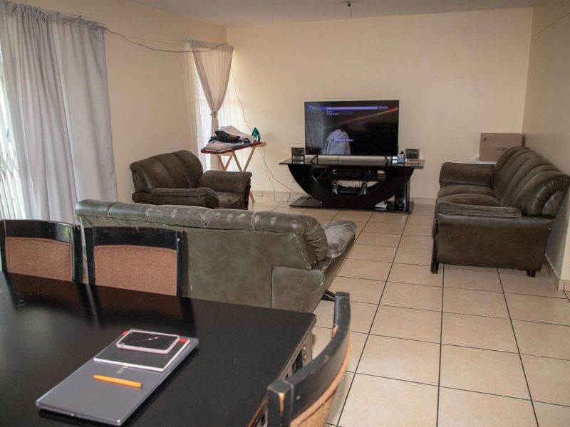 BUDGET-FRIENDLY 3-BEDROOM DUPLEX - Photo 5