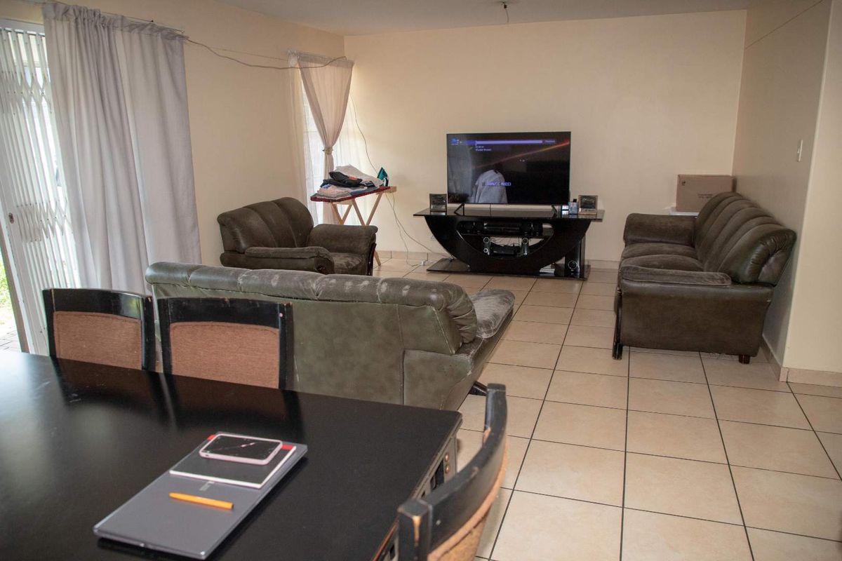 BUDGET-FRIENDLY 3-BEDROOM DUPLEX - Photo 5