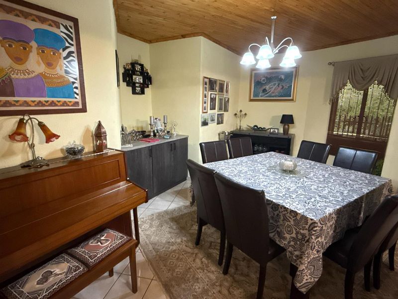 This beautiful home in a quiet street offers comfort and security, ideal for a family home - Photo 2