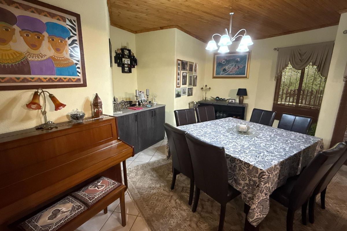 This beautiful home in a quiet street offers comfort and security, ideal for a family home - Photo 2