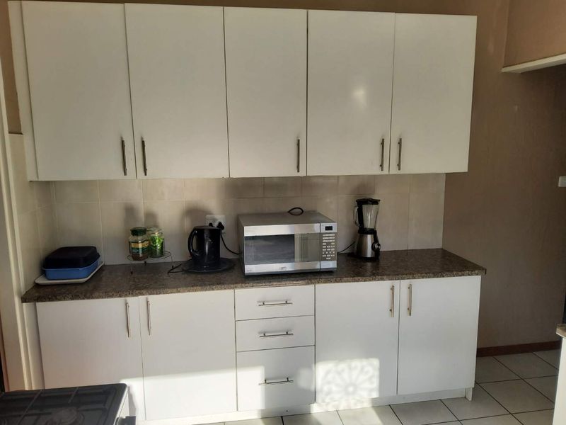 **Spacious Family Home with Additional Flats - Perfect for Investment or Family Living** - Photo 9