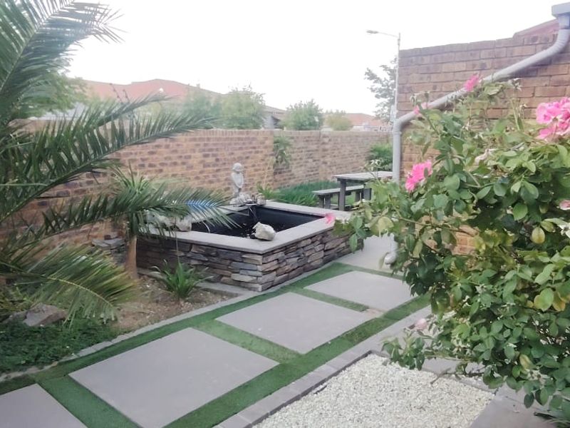 Absolute stunning facebrick 2 bedroom unit with lockup garage . Magnificient established garden and  koi pond. - Photo 4