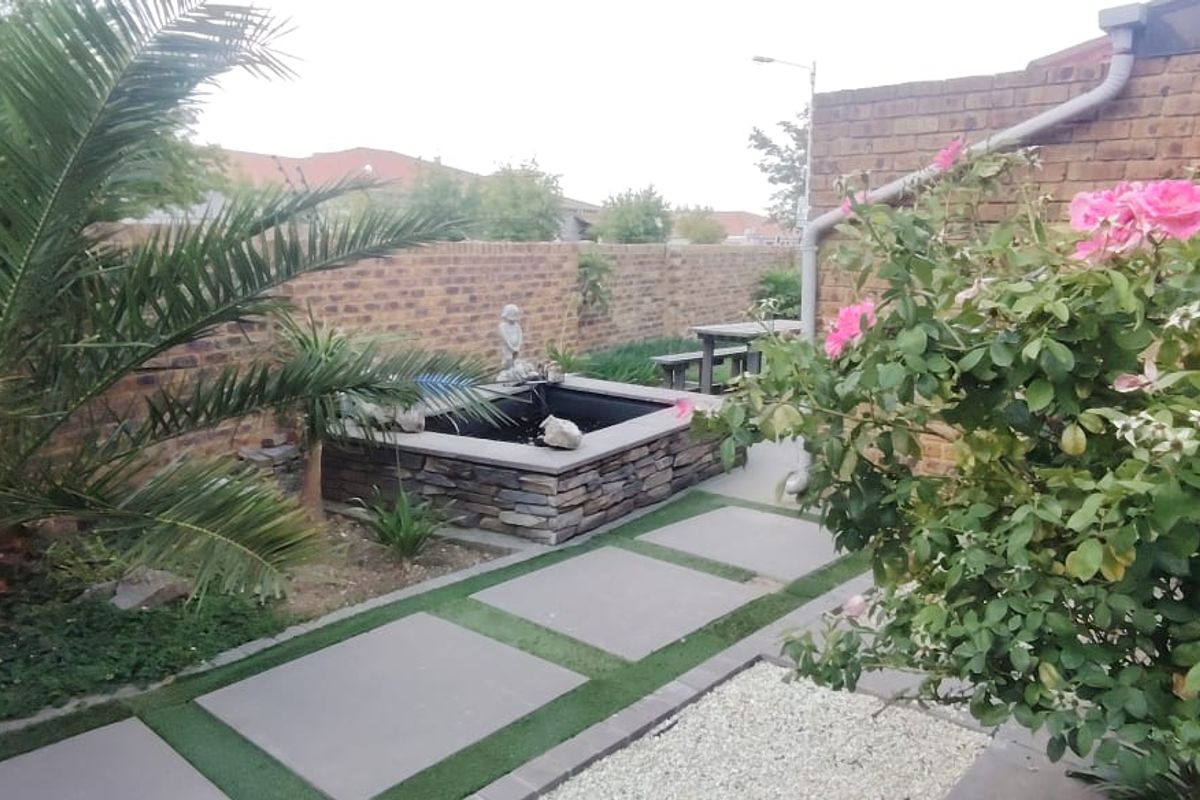Absolute stunning facebrick 2 bedroom unit with lockup garage . Magnificient established garden and  koi pond. - Photo 4