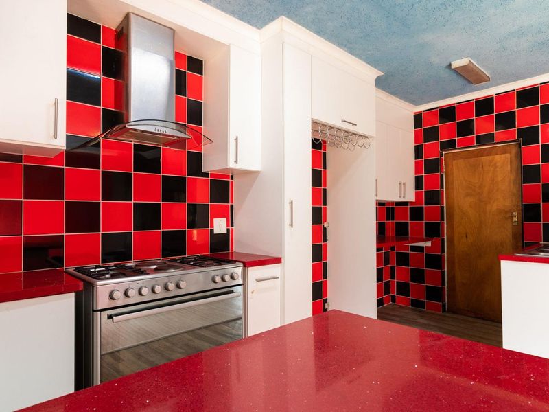 Charming Family Home: 2 Beds, Open Plan Living, Room to Grow - Photo 4