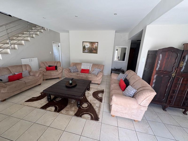 Furnished 4 Bedrooms House To Rent in Meersig - Photo 3