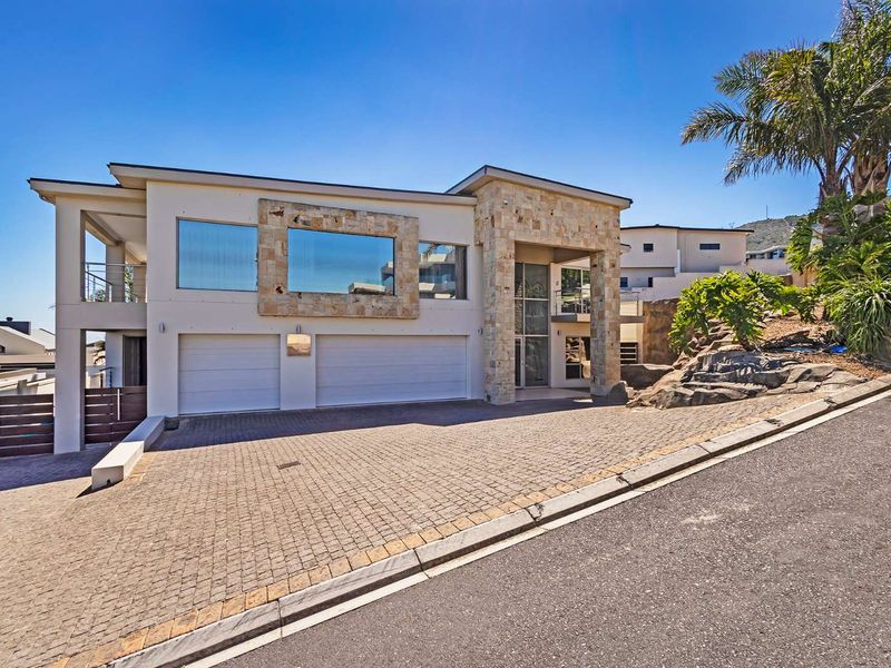 A Modern Classic Masterpiece with Unrivalled Views in Prestigious Baronetcy Estate - Photo 2