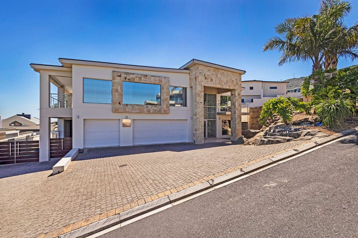 A Modern Classic Masterpiece with Unrivalled Views in Prestigious Baronetcy Estate - Photo 2