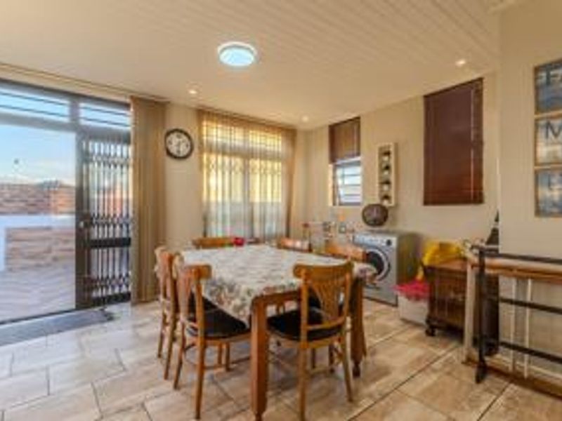 Beautiful low-maintenance 3-bedroom facebrick duplex - Photo 8