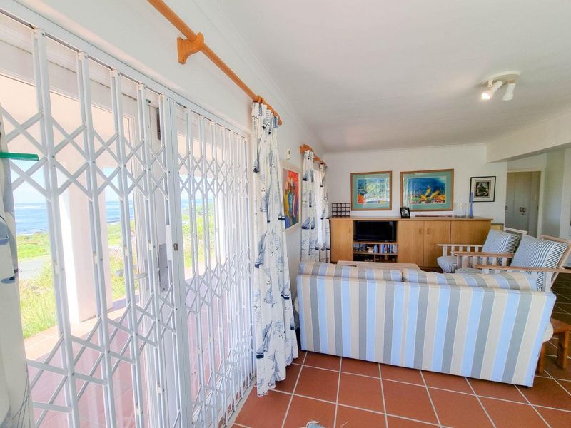 Spacious Oceanfront Family Retreat in Sandbaai - Photo 5