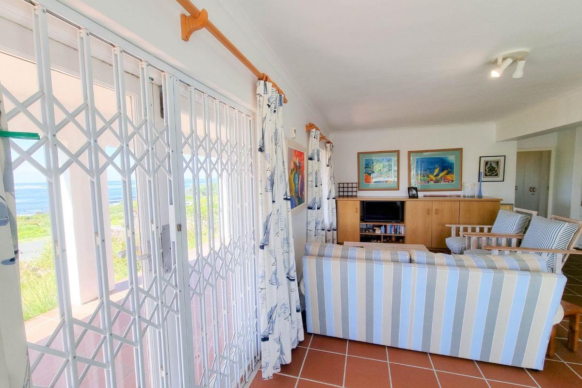 Spacious Oceanfront Family Retreat in Sandbaai - Photo 5