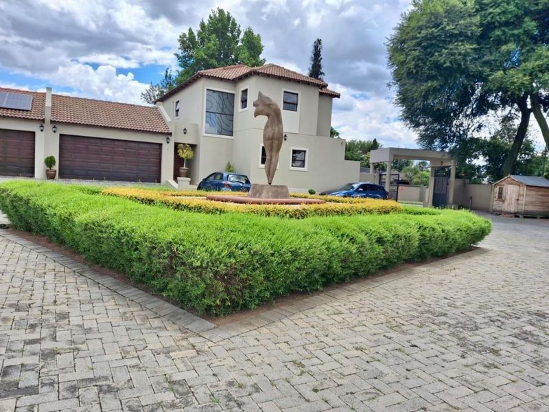 Modern Family Living in a Secure Six-Unit Complex – Don’t Miss This Gem! - Photo 1