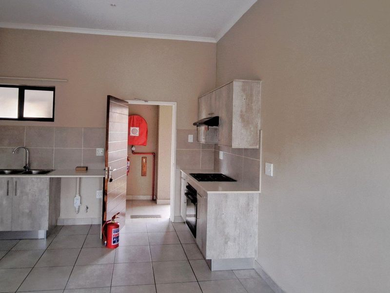 One Bedroom Apartment at Stonehaven - A secure residential estate in Whiteridge, Randburg - Photo 8