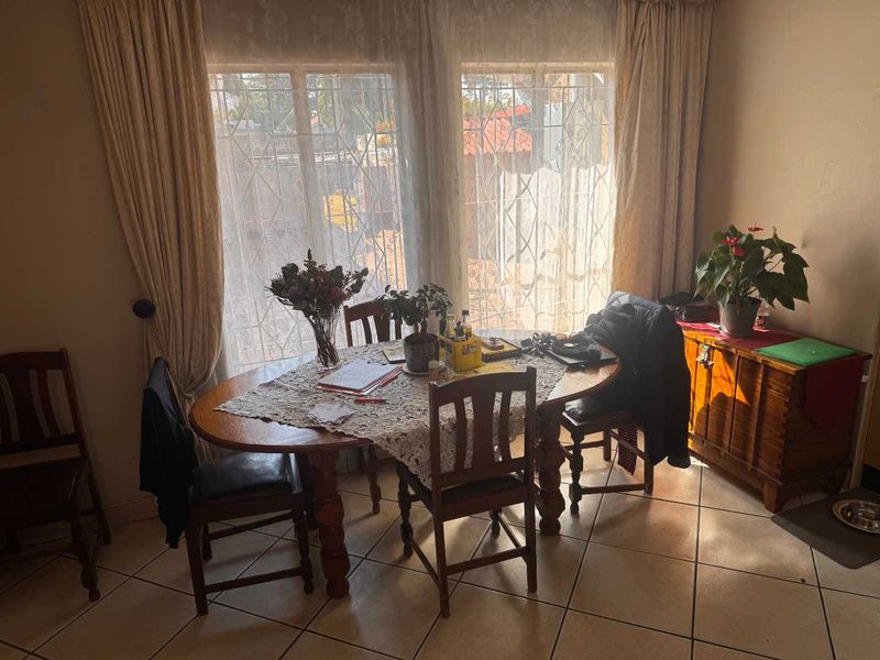 Large Family home with Flatlet for sale - Photo 5