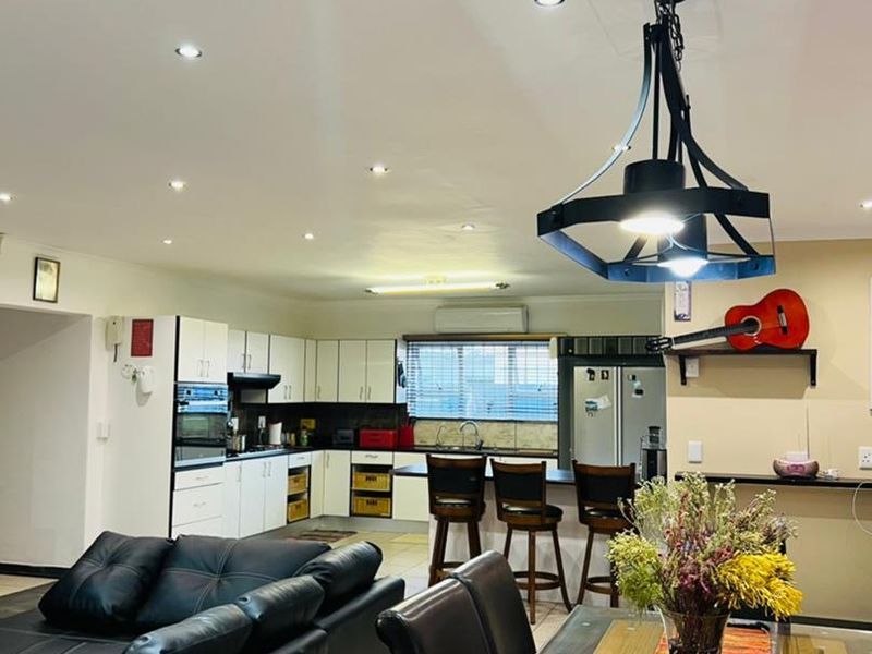 Spacious Family Home with 2 Flats - Photo 2