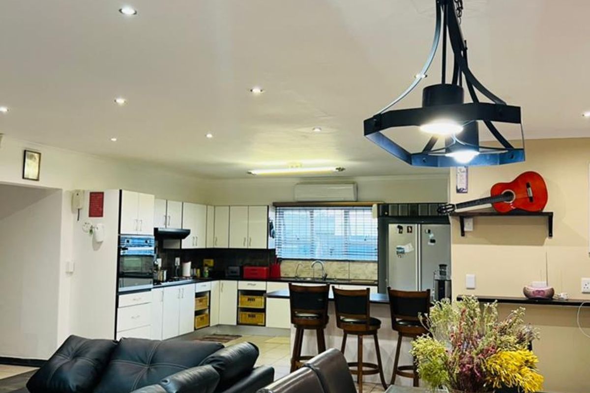Spacious Family Home with 2 Flats - Photo 2