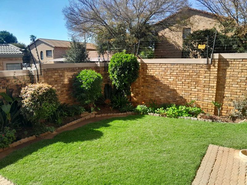 Neat as a Pin: Perfect Starter Home in Prime Location - Photo 1