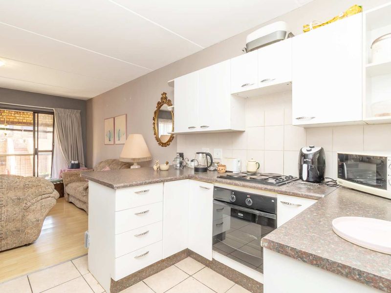 Charming Two Bedroom  Apartment in Amorosa - Photo 4