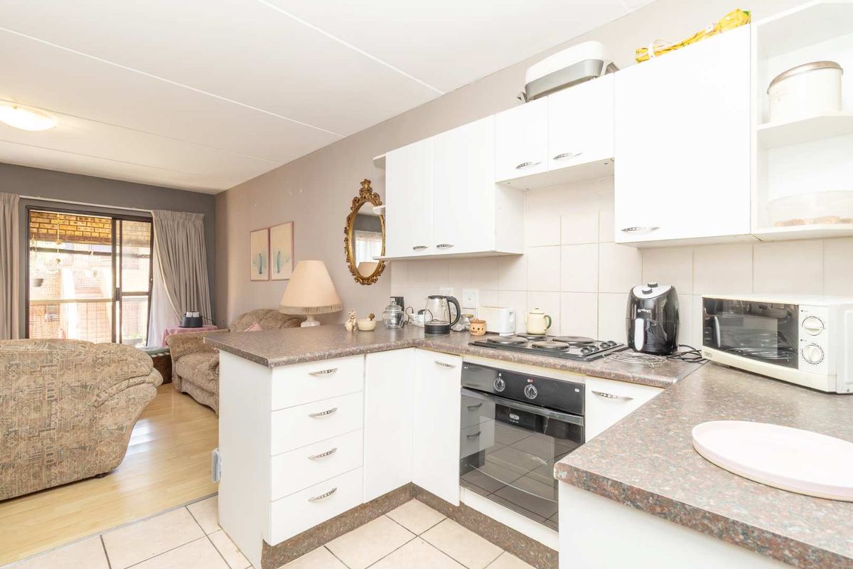 Charming Two Bedroom  Apartment in Amorosa - Photo 4