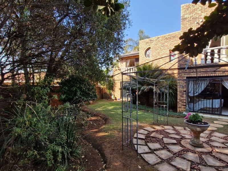 THE ULTIMATE MEYERSDAL RETREAT: SPACE, SECURITY, AND EVERY BEDROOM WITH A VIEW - Photo 5