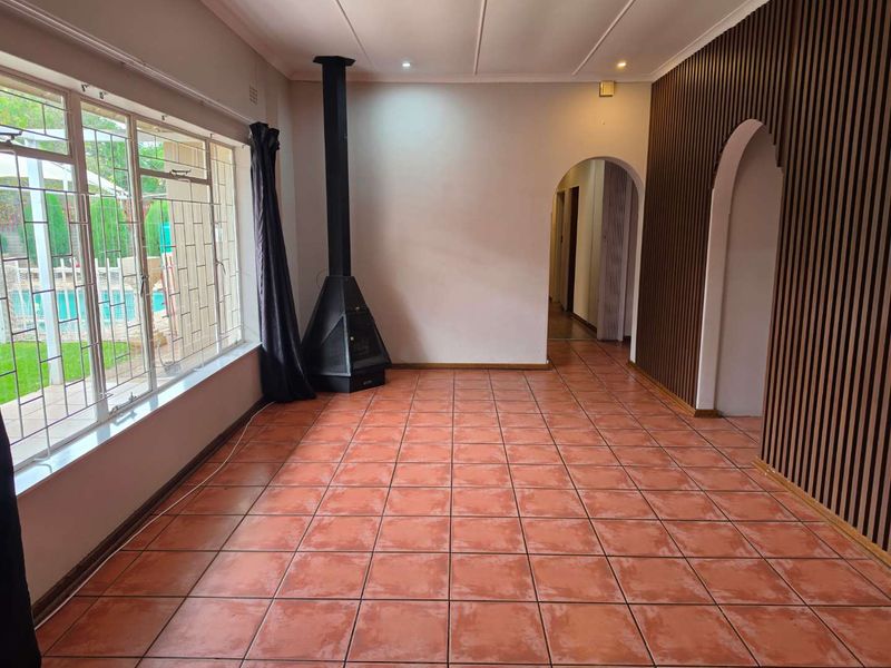 Family home with flatlet in Rhodesdene - Photo 7