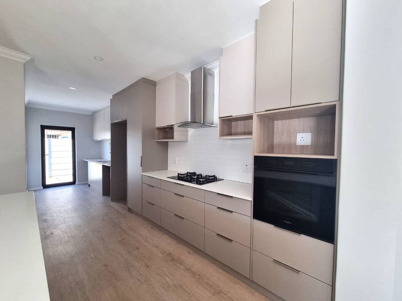 Renovated Family Home to Rent in Parklands - Photo 8