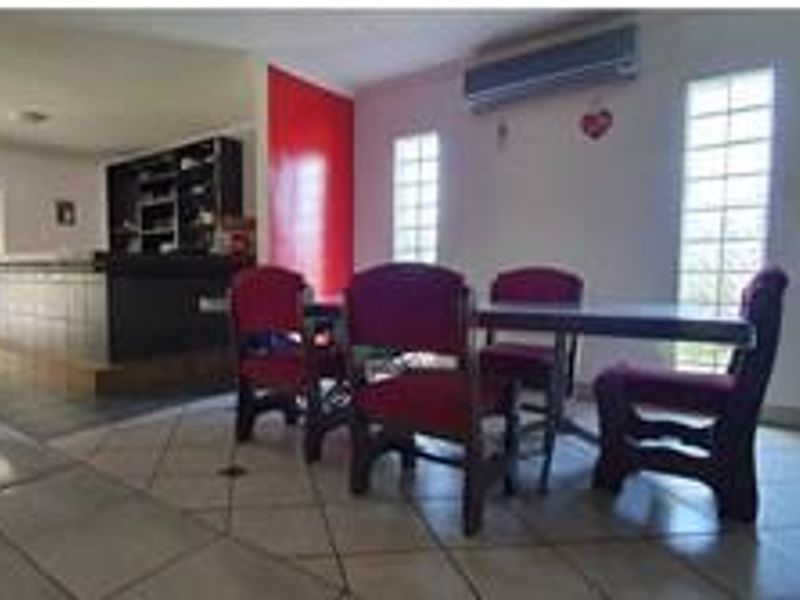 Charming and Well-Maintained 5 Bedroom Family Home with a Tranquil Garden - Photo 4