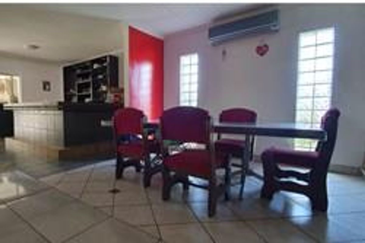 Charming and Well-Maintained 5 Bedroom Family Home with a Tranquil Garden - Photo 4