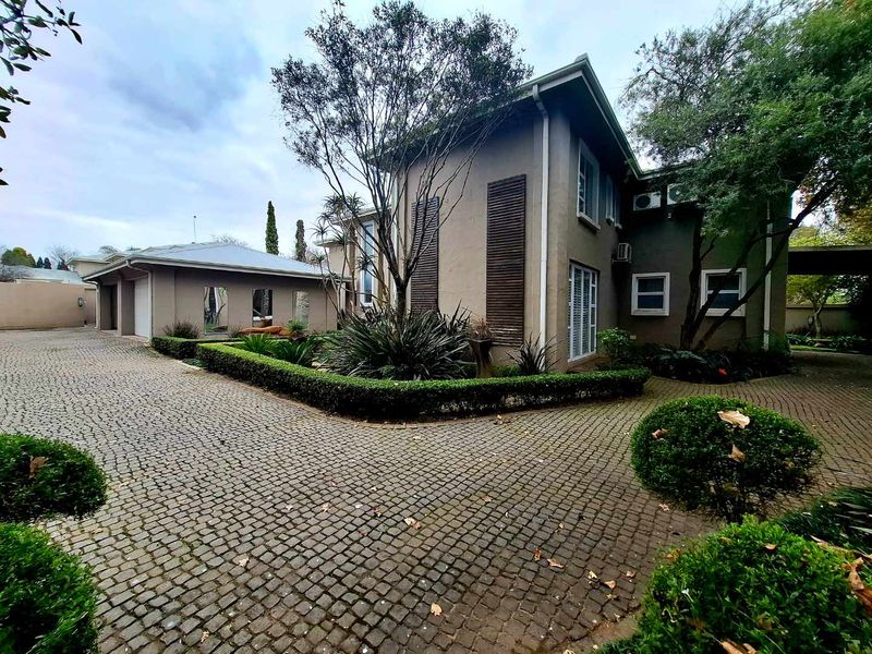 Grand Luxury Estate with 6 En-Suite Bedrooms, Private Cellar & Resort-Style Entertaining - Photo 7