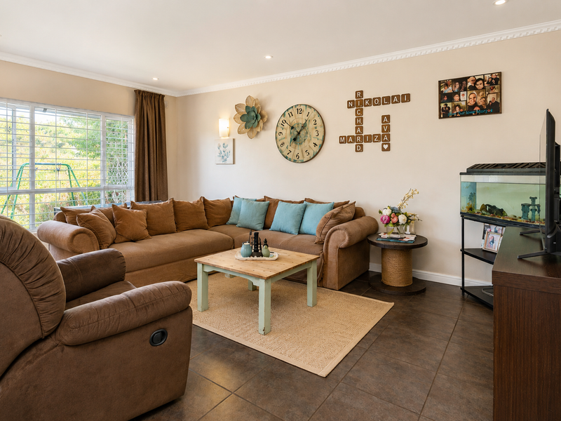 Spacious Family Unit with Guest Suite, Modern Finishes & Stunning Leafy Outlook - Photo 9