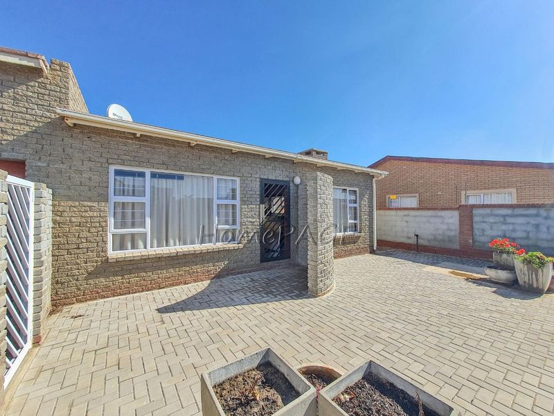 Ext 6, Henties Bay:  Neat rock face home in Spitzkoppe street with 2 flats - Photo 4