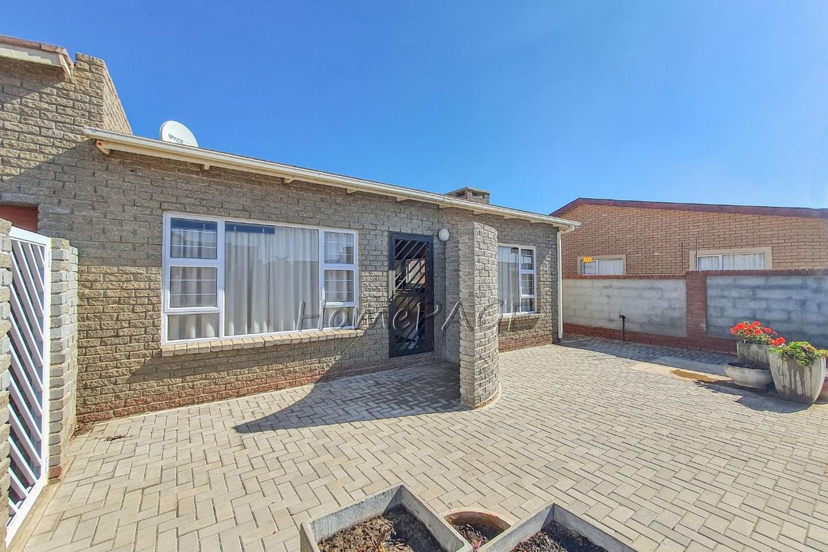 Ext 6, Henties Bay:  Neat rock face home in Spitzkoppe street with 2 flats - Photo 4