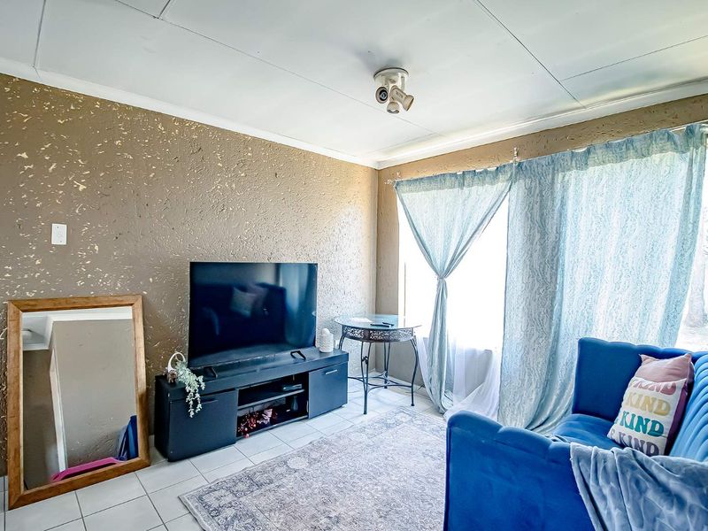 Top Floor Unit For Rental - Photo 7