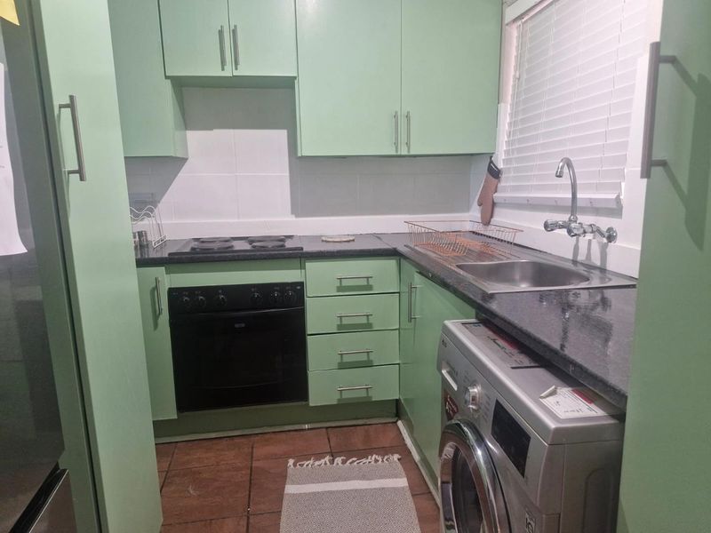 Spacious 1 Bedroom Top floor apartment in secure complex - Photo 4