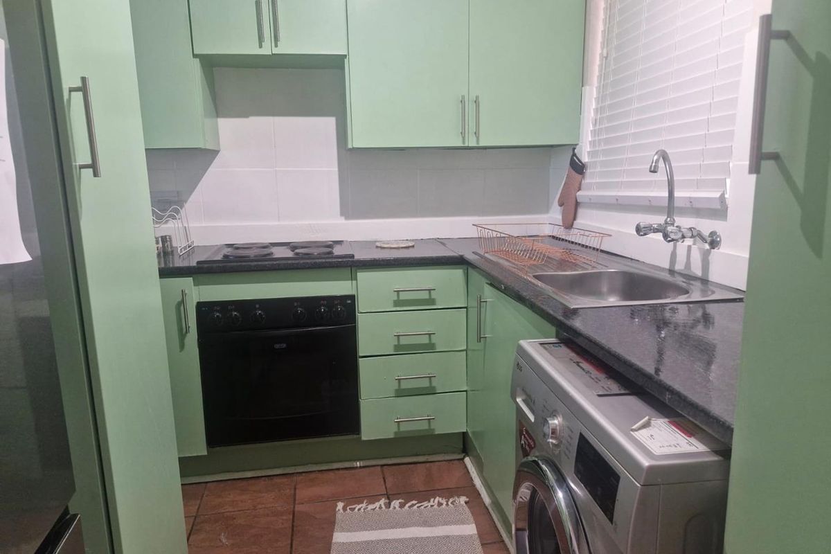 Spacious 1 Bedroom Top floor apartment in secure complex - Photo 4