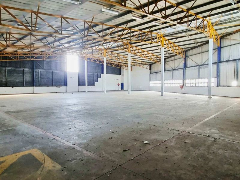 Redhill warehouse with 250 Amps power, offices and secure access. 1,616m2. Immediate occupation. Prime logistics corridor. - Photo 2