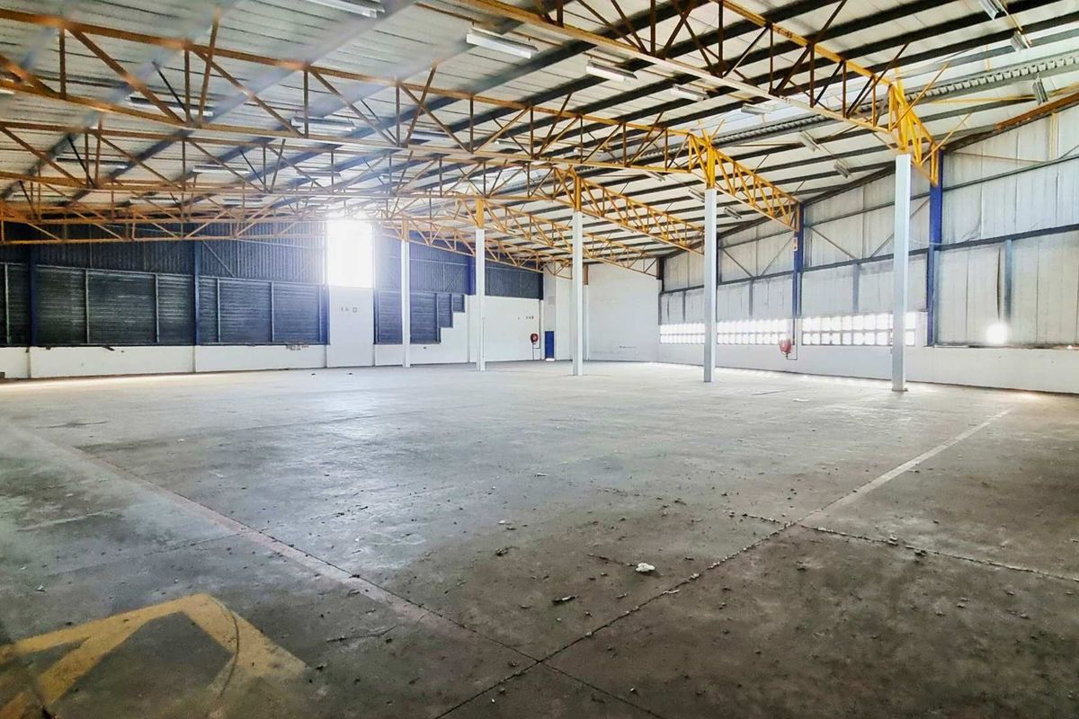Redhill warehouse with 250 Amps power, offices and secure access. 1,616m2. Immediate occupation. Prime logistics corridor. - Photo 2