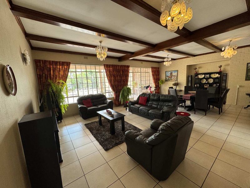 Magnificent Face brick Penthouse! - Photo 2