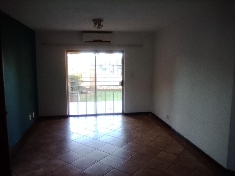 Spacious ground floor unit with own garden - Photo 4
