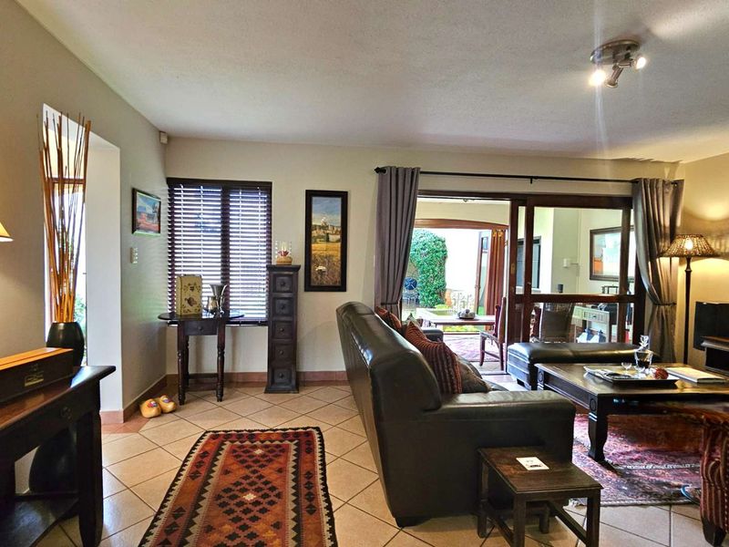 Luxurious newly renovated 4 bedroom townhouse with solar. - Photo 7