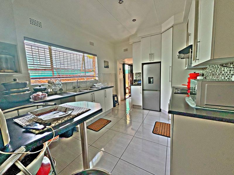 Marvelous 2 Bedroom unit - Photo 5