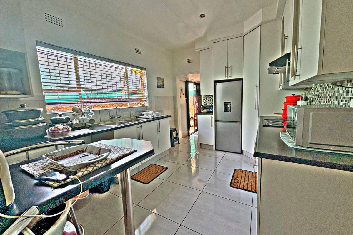 Marvelous 2 Bedroom unit - Photo 5